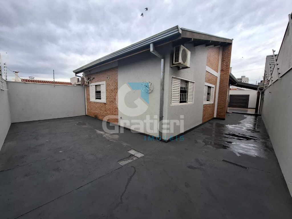 Casa com 3 dormitórios e amplo quintal no Residencial Cambuí