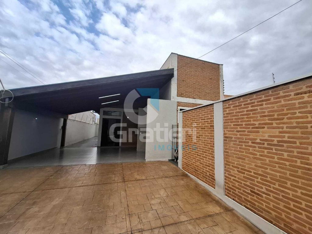 Casa com 3 dormitórios e amplo quintal no residencial cambuí