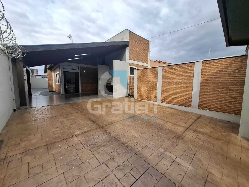 Casa com 3 dormitórios e amplo quintal no residencial cambuí