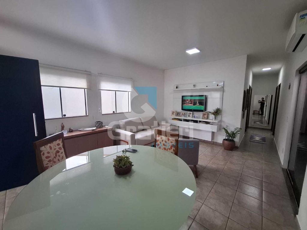 Casa com 3 dormitórios e amplo quintal no residencial cambuí