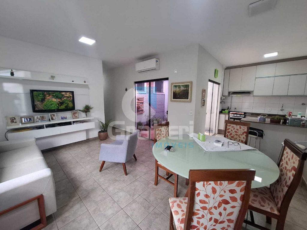 Casa com 3 dormitórios e amplo quintal no residencial cambuí