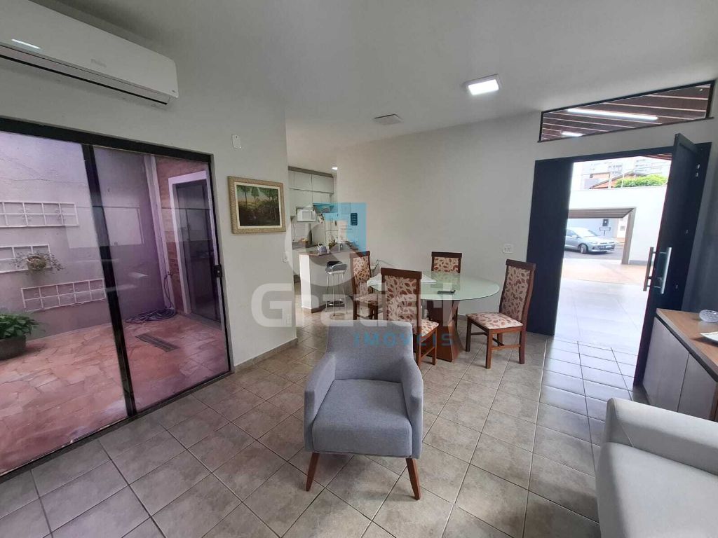 Casa com 3 dormitórios e amplo quintal no residencial cambuí