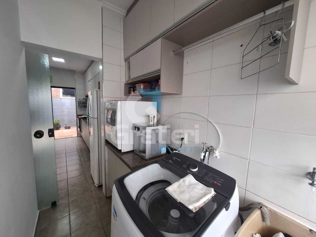 Casa com 3 dormitórios e amplo quintal no residencial cambuí