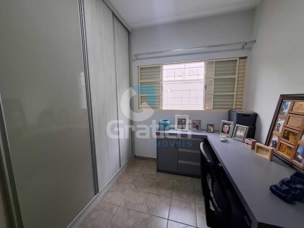 Casa com 3 dormitórios e amplo quintal no residencial cambuí