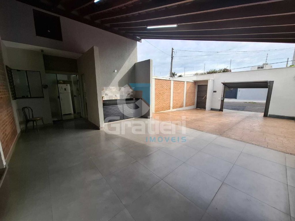 Casa com 3 dormitórios e amplo quintal no residencial cambuí