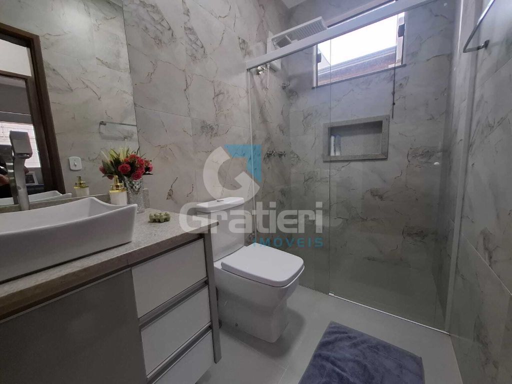 Casa com 3 dormitórios e amplo quintal no residencial cambuí