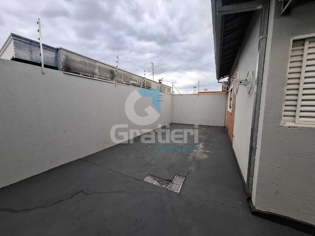 Casa com 3 dormitórios e amplo quintal no Residencial Cambuí