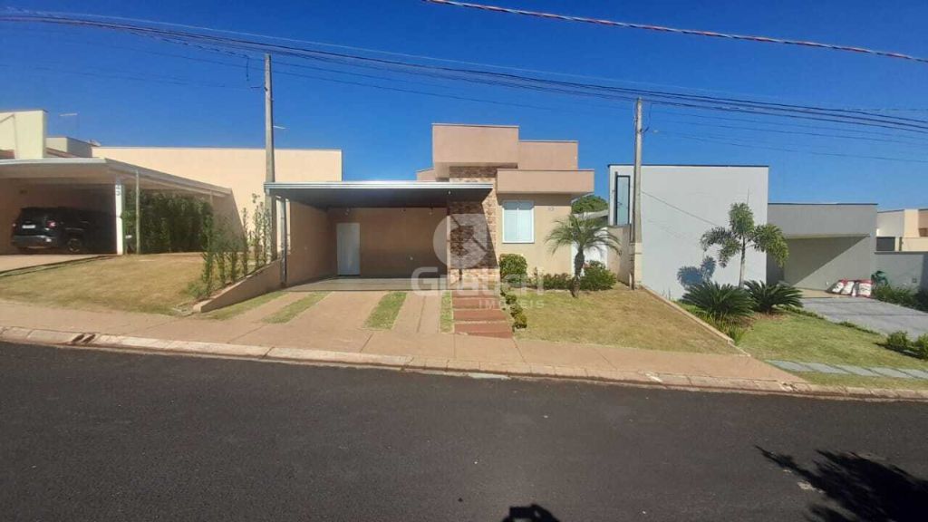 Casa 3 suítes com porta balcão, todas com móveis planejados 