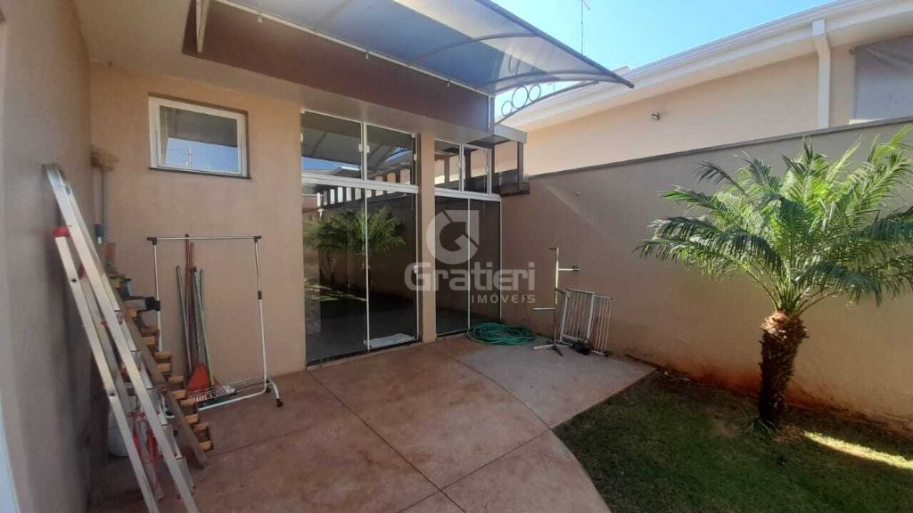 Casa 3 suítes com porta balcão, todas com móveis planejados 
