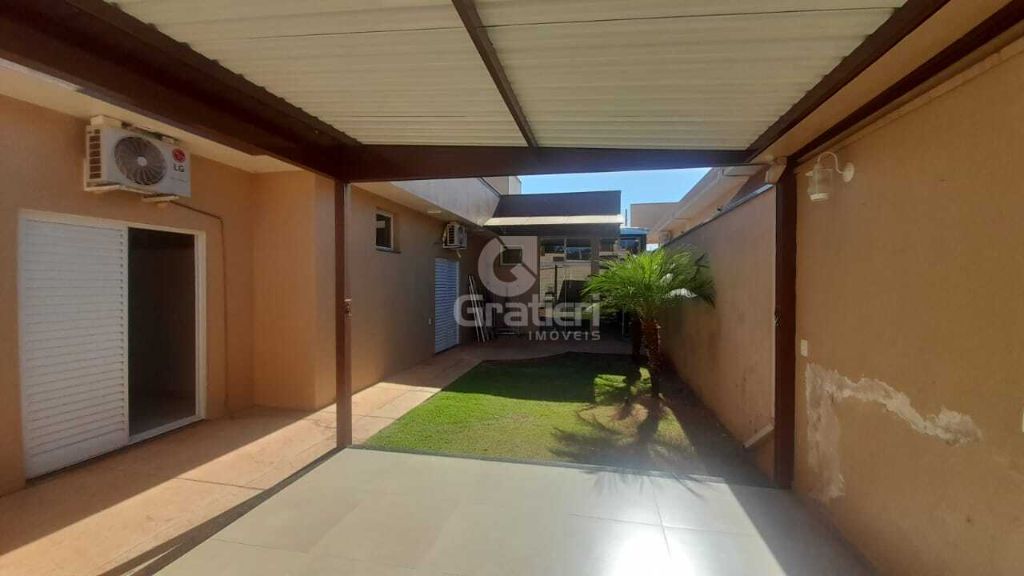 Casa 3 suítes com porta balcão, todas com móveis planejados 