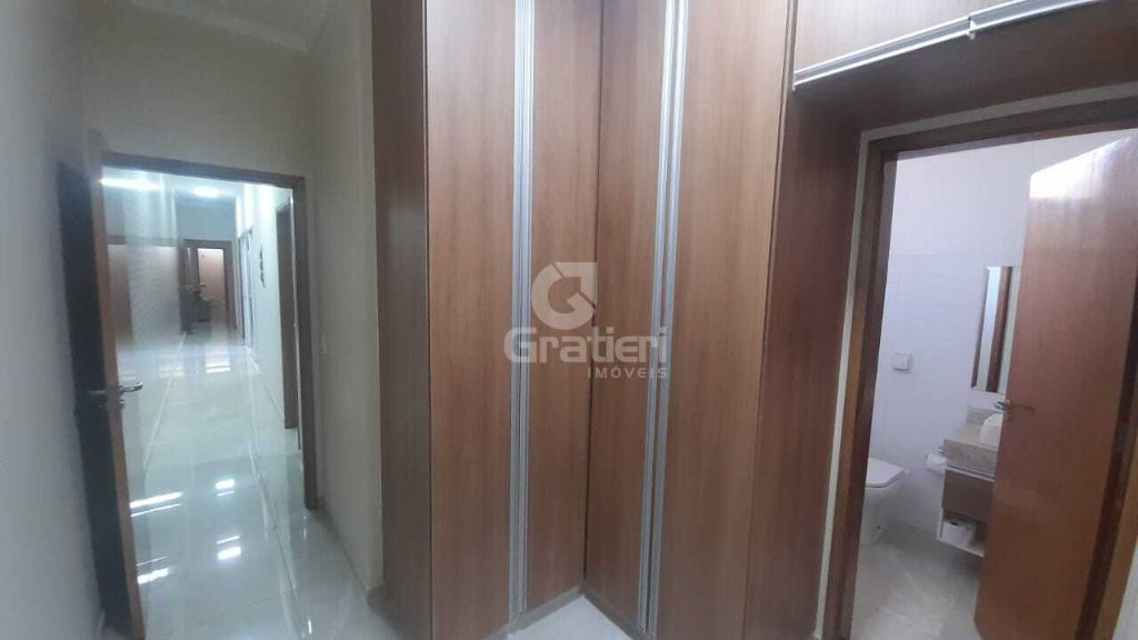 Casa 3 suítes com porta balcão, todas com móveis planejados 