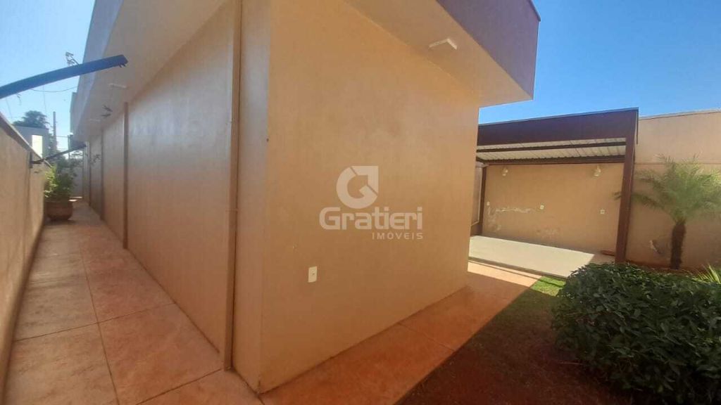 Casa 3 suítes com porta balcão, todas com móveis planejados 