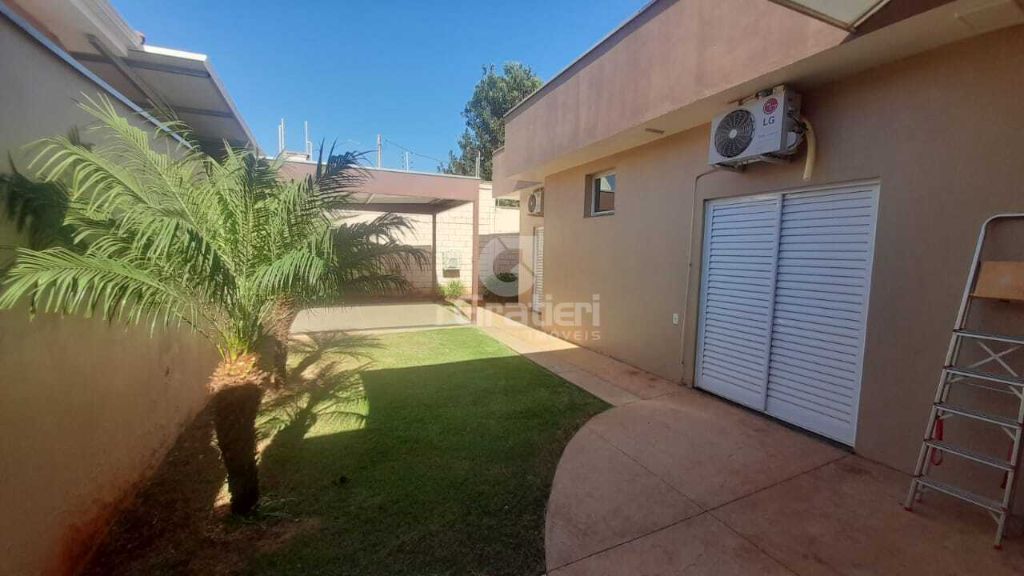 Casa 3 suítes com porta balcão, todas com móveis planejados 