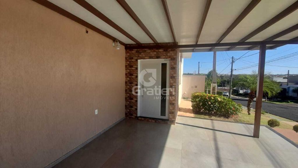Casa 3 suítes com porta balcão, todas com móveis planejados 