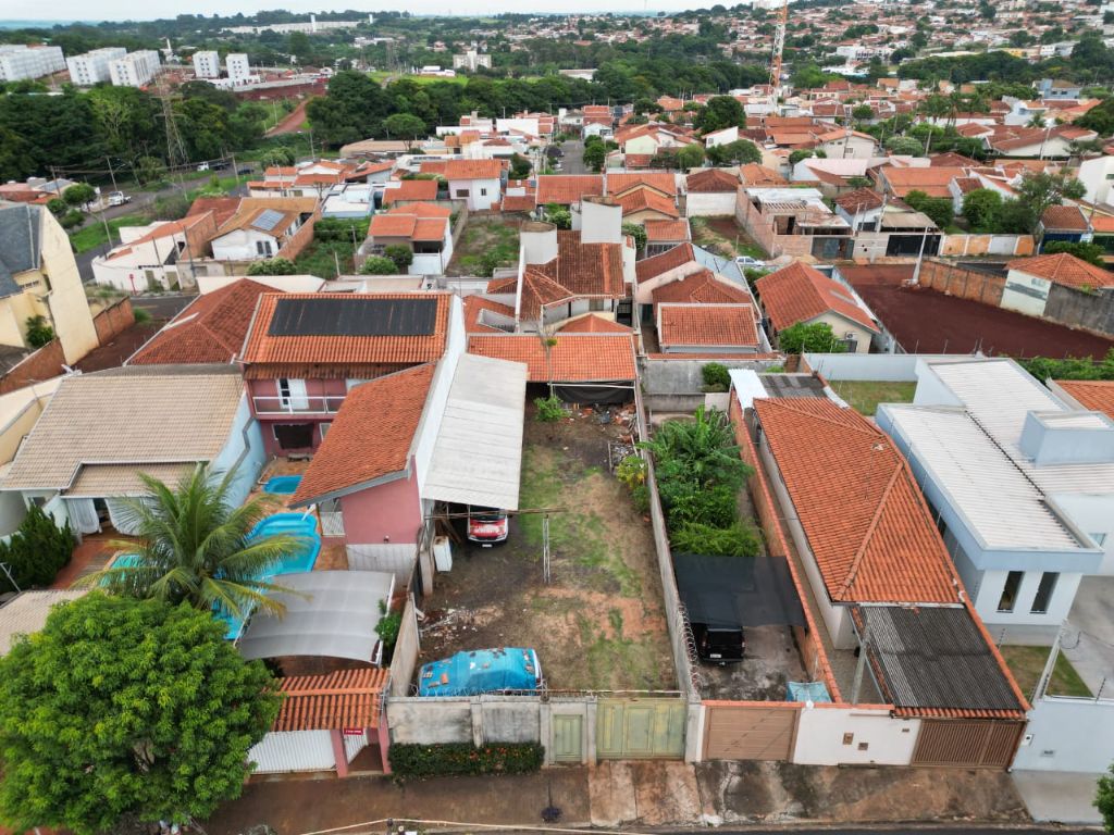 Terreno grande e murado