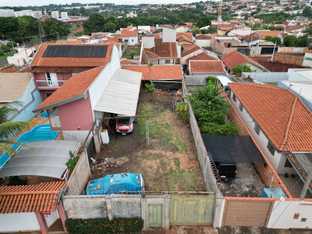 Terreno grande e murado