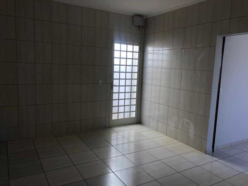 Casa padrão com 3 dormitórios em jardim do bosque - araraqua