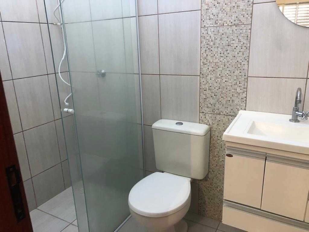 Casa padrão com 3 dormitórios em jardim do bosque - araraqua