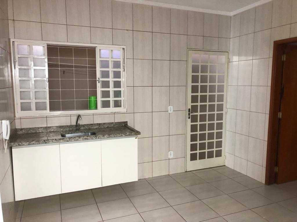 Casa padrão com 3 dormitórios em jardim do bosque - araraqua