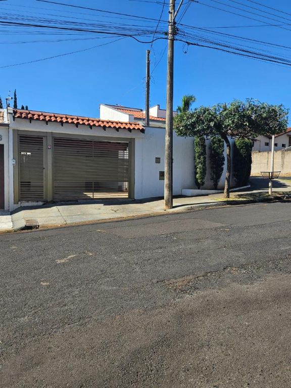 Venda de Casas / Padrão na cidade de Araraquara