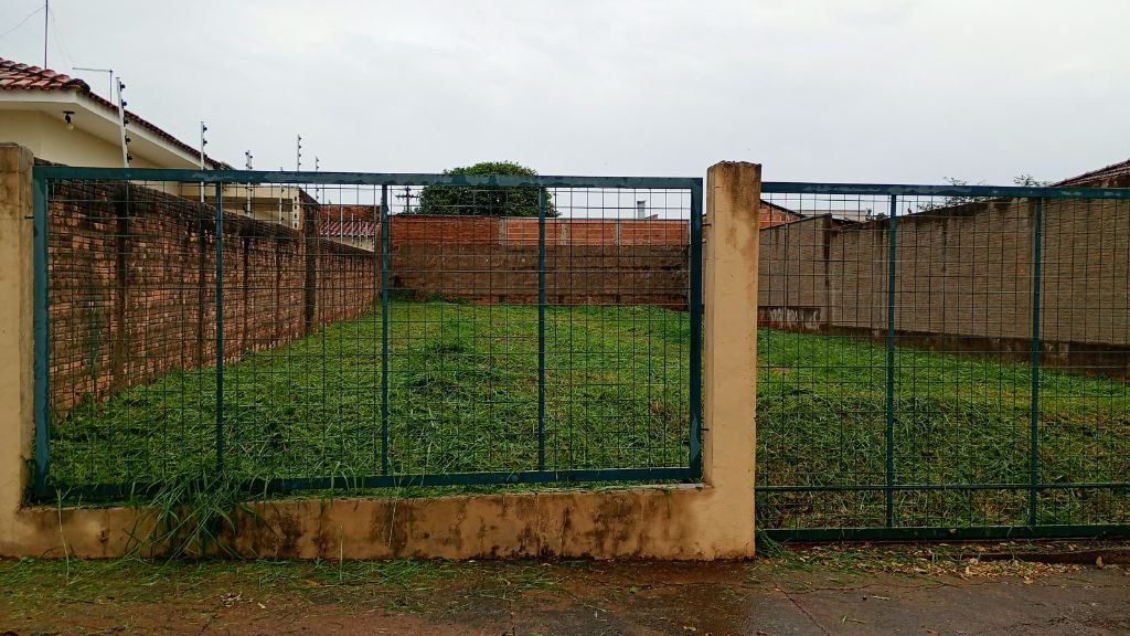 Venda de Terreno / Padrão na cidade de Araraquara