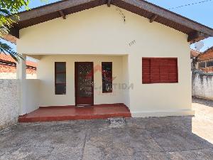 Casa de 90m² com 03 quartos e 03 vagas de garagem para locação – Vila Feltrini - Atlântida Imóveis