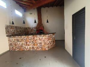 Casa de 100m² com 02 quartos, sendo 01 suíte, e área gourmet para locação – Loteamento Residencial Alto dos Ipês - Atlântida Imóveis