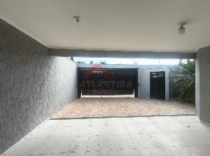 Casa com 03 quartos, sendo 01 suíte, piscina e energia solar para locação – Centro - Atlântida Imóveis