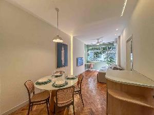 Excelente apartamento mobiliado e recém-reformado no Condomínio do Edifício Alzília, localizado na Rua Belfort Roxo, uma das ruas mais tradicionais de Copacabana. - JAF Imóveis