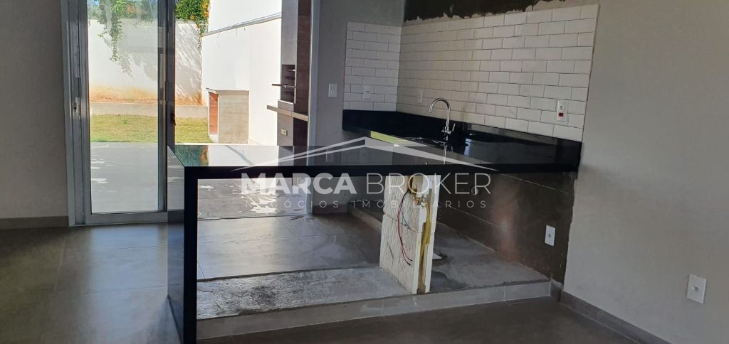Casa a venda 03 Dorm, sendo 01 suite, com ampla garagem recém construída na cidade de Valinhos