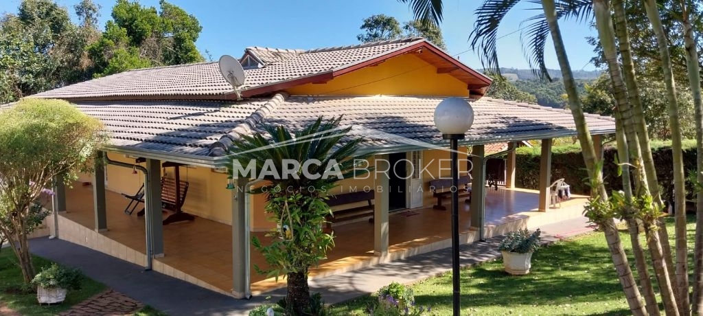 Casa a venda com 03 dormitórios na cidade tuiuti /sp