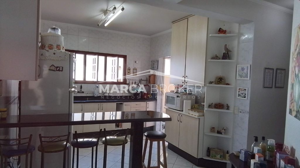 Casa a venda com 03 dorm, sendo uma suíte no condomínio terr