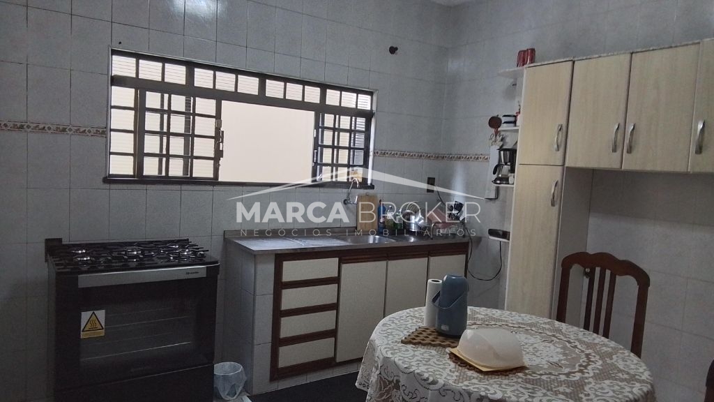 Casa para locacao e venda com 03 dorm, sendo 02 suítes no ba