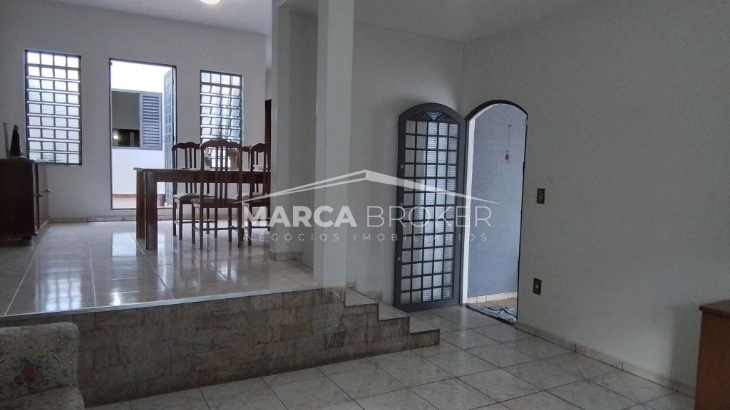 Casa para locacao e venda com 03 dorm, sendo 02 suítes no ba