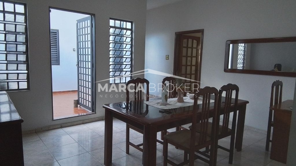 Casa para locacao e venda com 03 dorm, sendo 02 suítes no ba