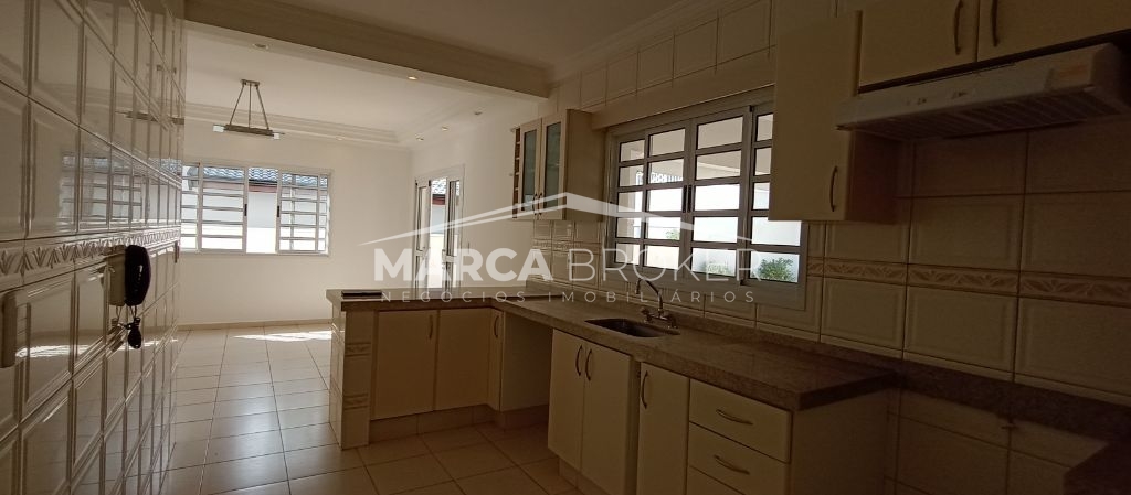 Casa de Condomínio com 4 Quartos sendo 02 suítes para Alugar em Valinhos, 350 m² de construção