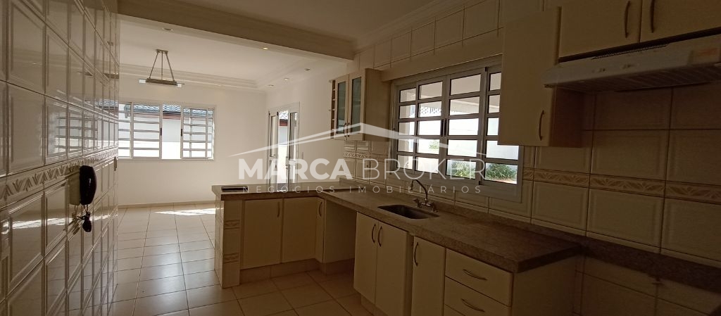 Casa de Condomínio com 4 Quartos sendo 02 suítes para Alugar em Valinhos, 350 m² de construção