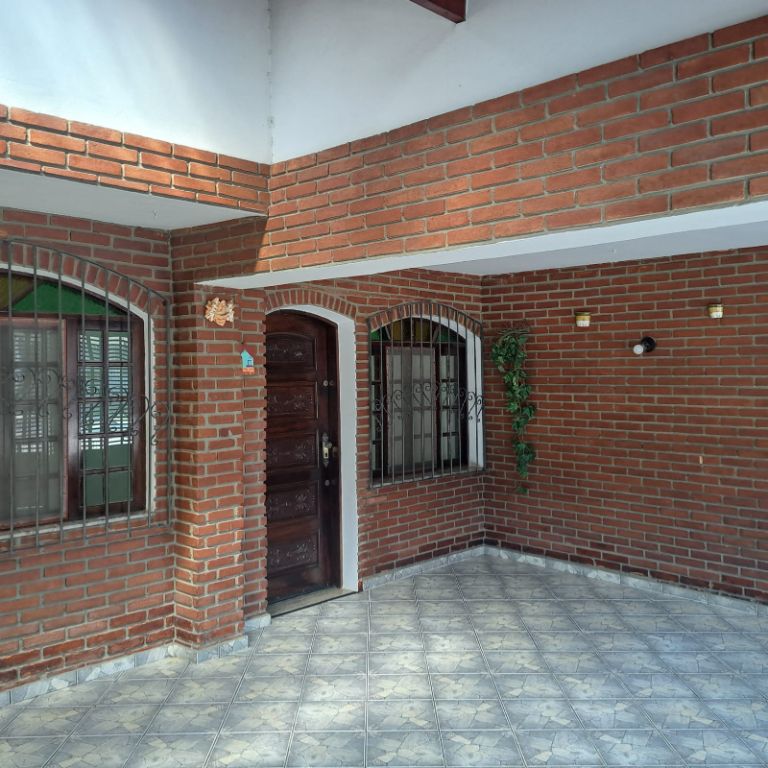 Casa à venda com 3 dormitórios e churrasqueira no bairro pes