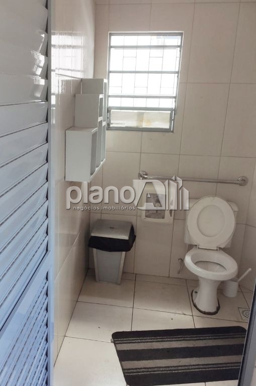 Pavilhão para alugar com 370m² de área útil na av. Fernando 