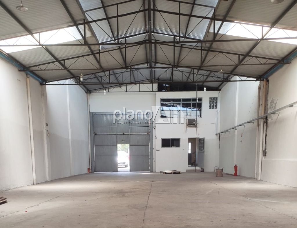 Pavilhão para alugar com 370m² de área útil na av. Fernando 