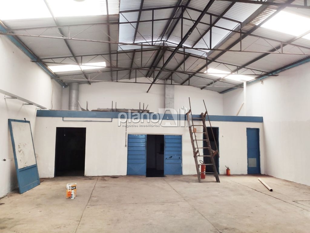 Pavilhão para alugar com 370m² de área útil na av. Fernando 