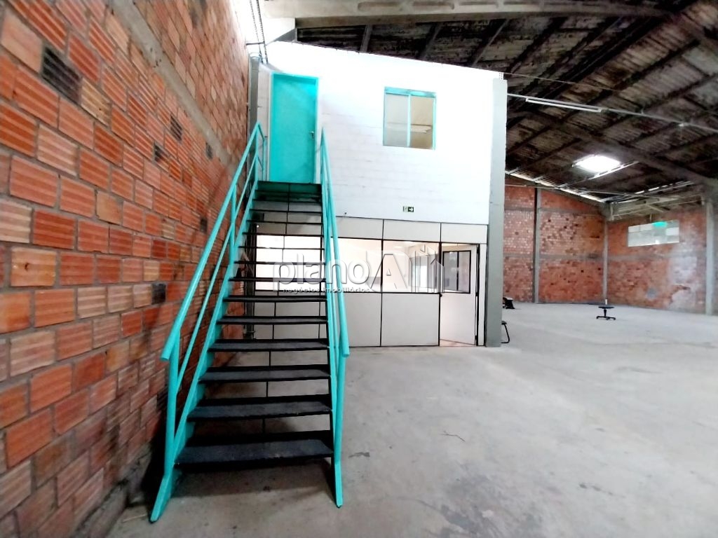 Pavilhão com 1200m² para alugar no dist. Industrial de cacho