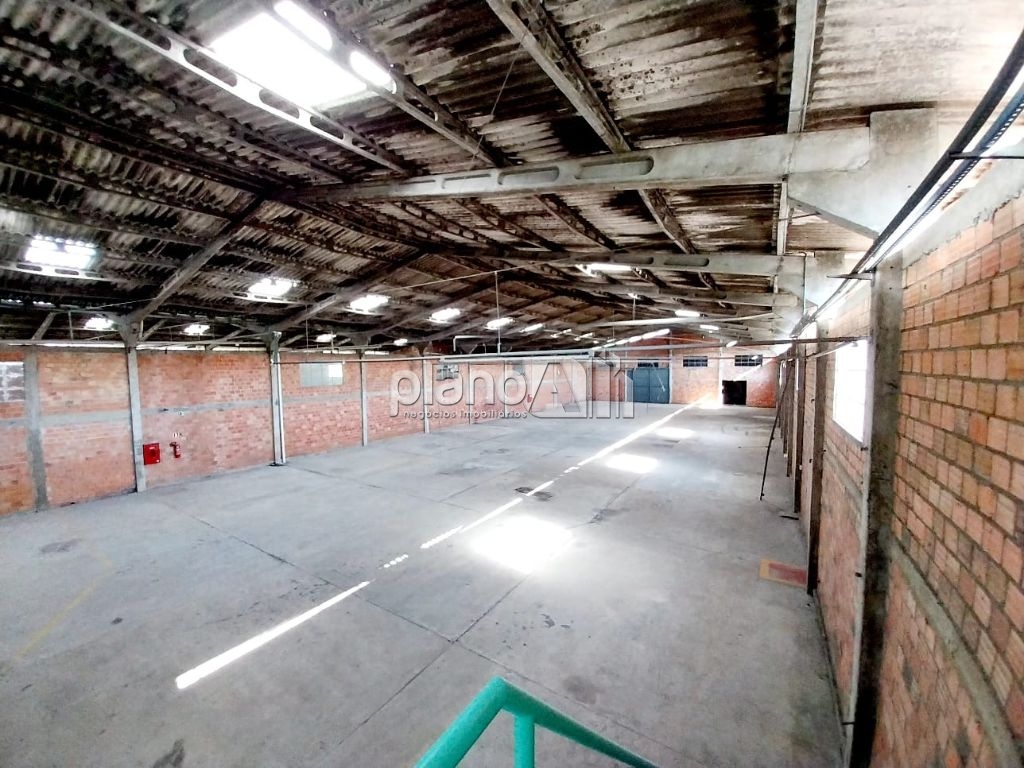 Pavilhão com 1200m² para alugar no dist. Industrial de cacho