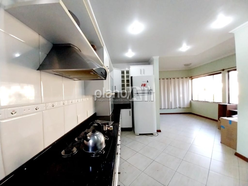 Casa comercial com 300m² para alugar na vila eunice em cacho