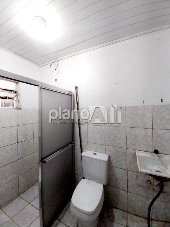 Casa comercial para alugar com 80m² e espaço de terreno na m