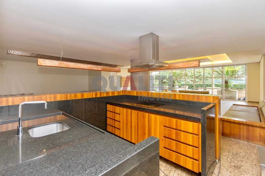 Apartamento impecável para venda no Campo Belo com 3 suítes, 180 m², 3 vagas, terraço gourmet, condomínio clube e baixa taxa de condomínio.