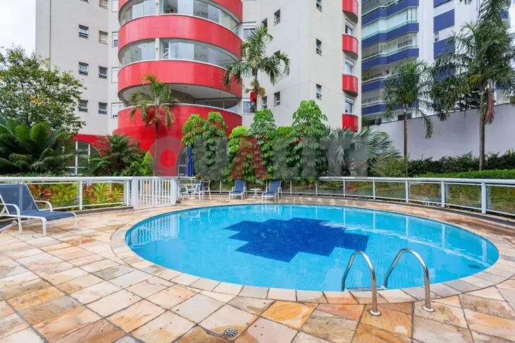 Apartamento para venda e locação com 116 m² reformado, mobiliado, 2 suítes, closet, varanda, 3 vagas no Campo Belo