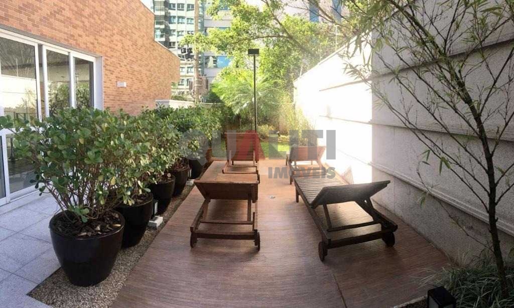 Apartamento a venda na Vila Olímpia com ampla varanda gourmet envidraçado, lazer completo, prédio novo.