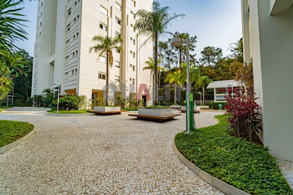 Apartamento à venda no Condomínio IEPE com 3 suítes, lazer completo, vista eterna para o São Paulo Golf clube