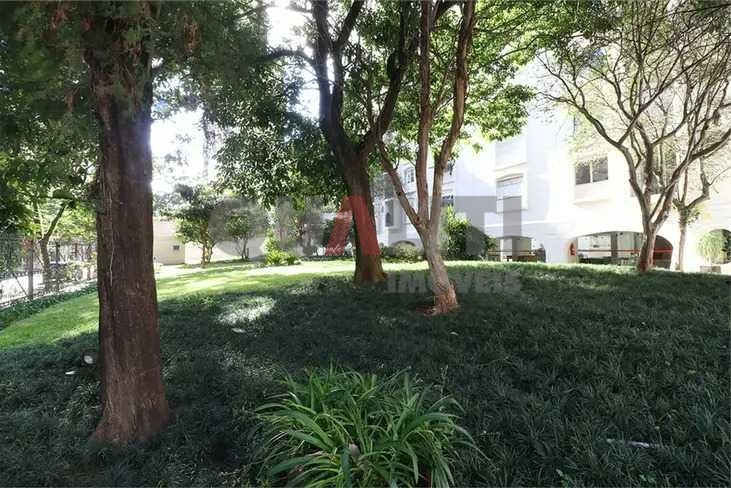 Apartamento à venda em Moema com 3 dormitórios e 1 suíte todo reformado